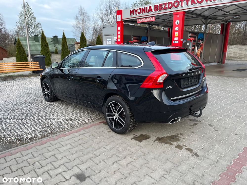 Volvo V60 D6 AWD Plug-in Hybrid R-Design Summum - 8