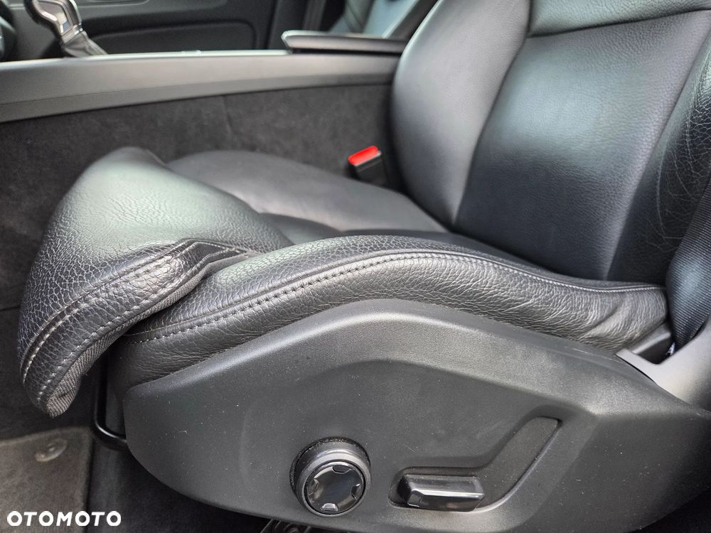 Volvo XC 60 D4 Momentum Pro - 21