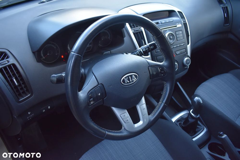 Kia Ceed - 10