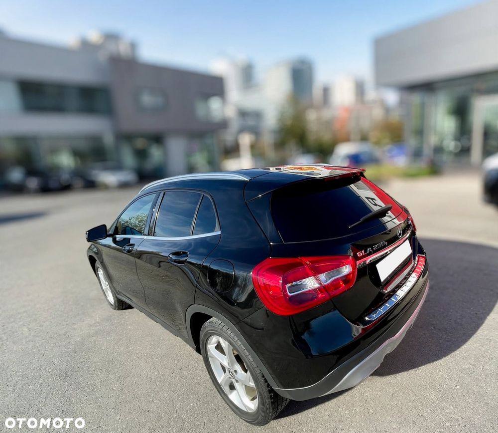 Mercedes-Benz GLA 250 4Matic 7G-DCT Urban - 17