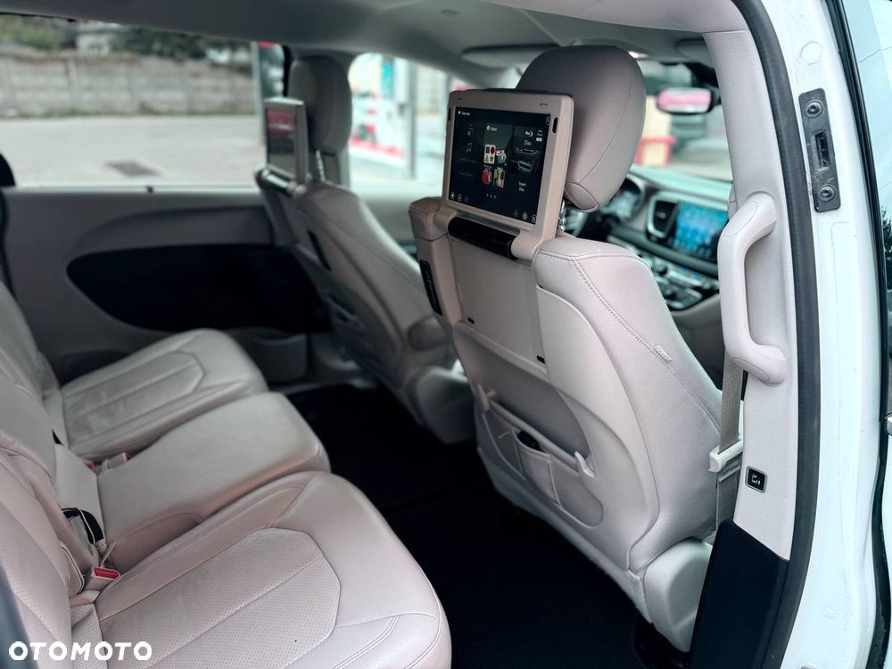 Chrysler Pacifica - 12