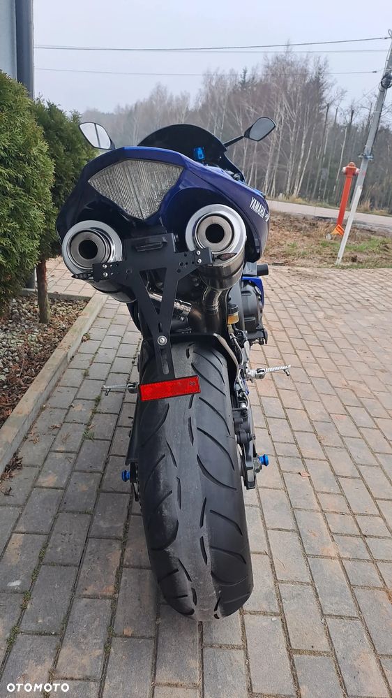 Yamaha R1 - 30