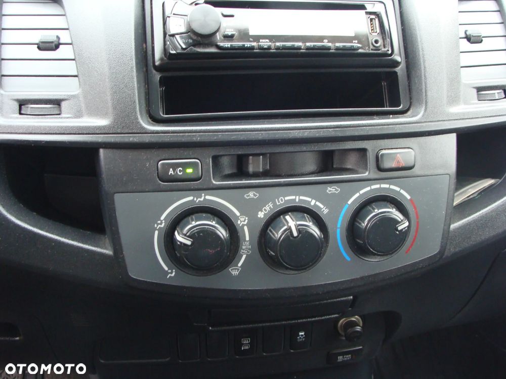 Toyota Hilux 2.5 D-4D DLX - 13