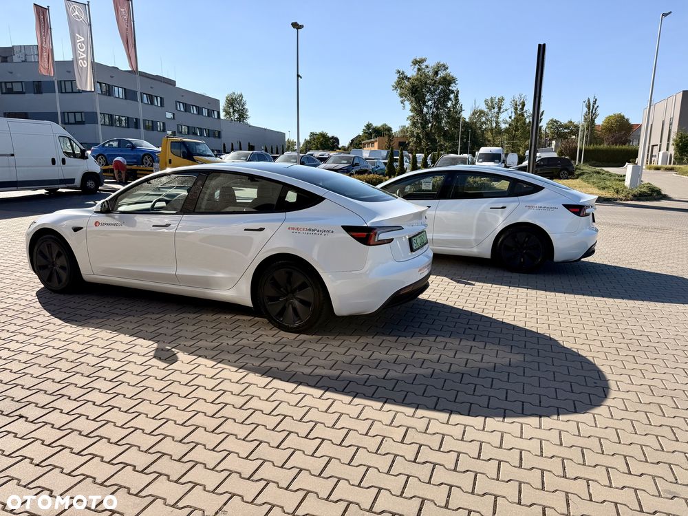 Tesla Model 3 - 4