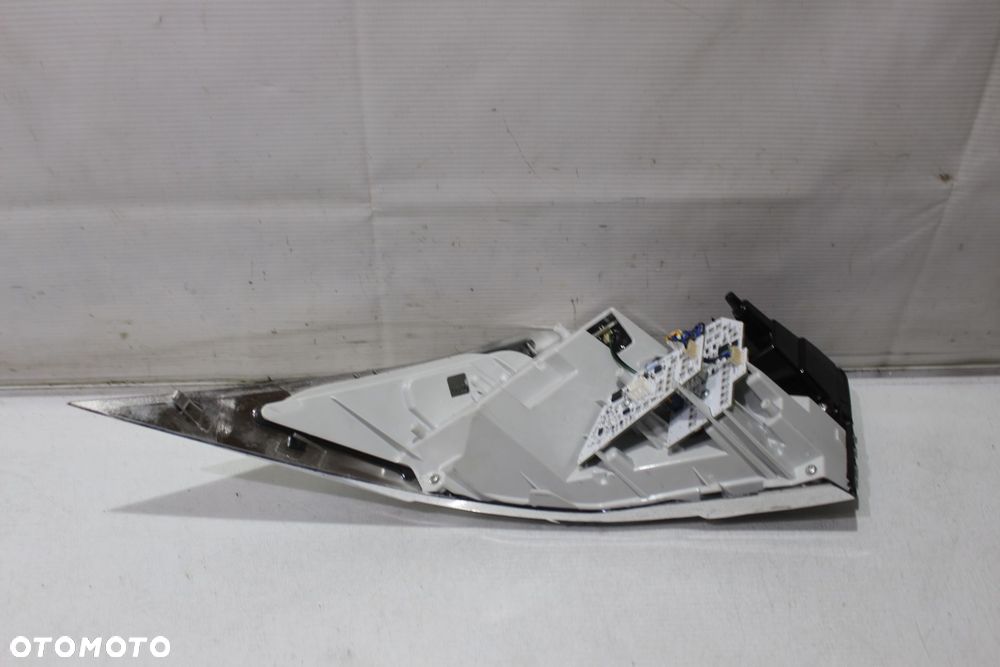 GP - LAMPA PRAWA TYŁ LEXUS IS200 - 7
