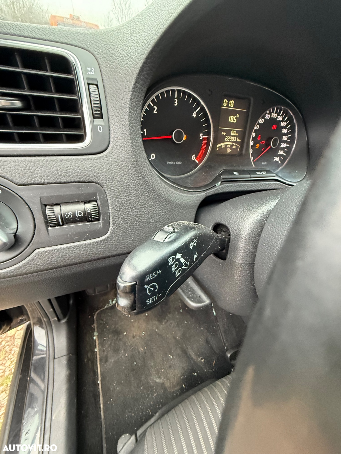 Dezmembrări VW polo 6R 2011 16TDI CAYC cutie KFK 5 trepte volan pe stanga 220 mi km piese accesorii avariată spate , dezmembrez culoare negru - 8