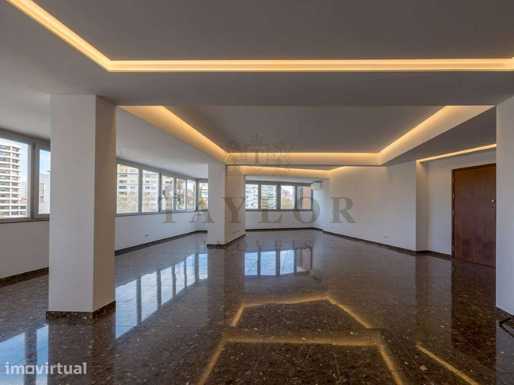 Apartamento T4 com garagem a venda em localização central de Lisboa - Grande imagem: 2/33