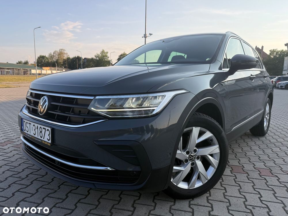 Volkswagen Tiguan - 1