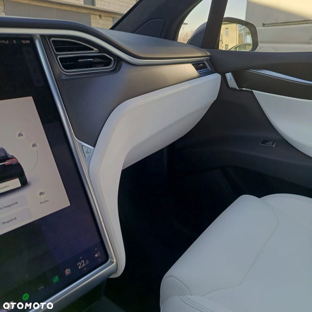 Tesla Model X - 13