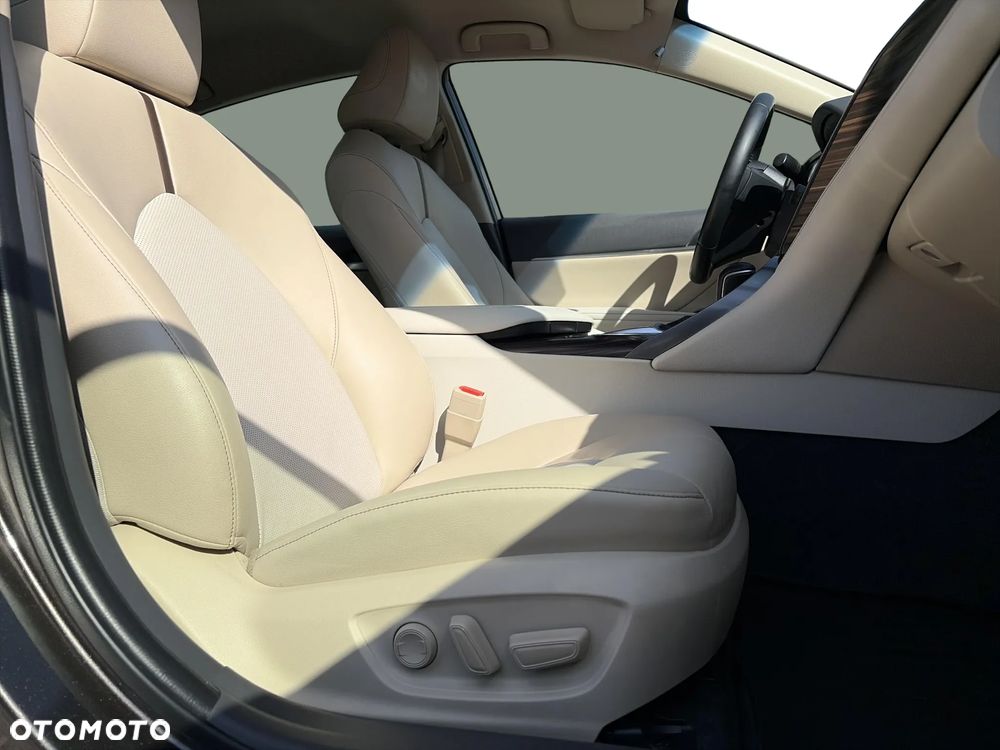 Toyota Camry 2.5 Hybrid Executive CVT - 37