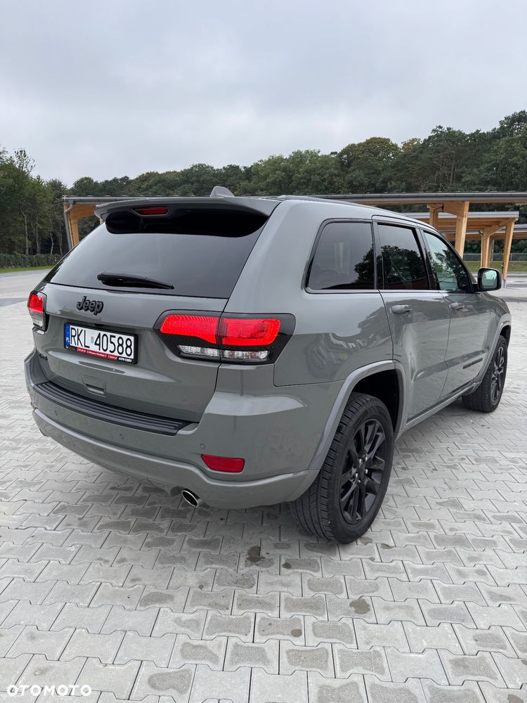 Jeep Grand Cherokee - 23