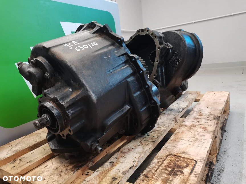 JCB 530-70 {Obudowa skrzyni Powershift} - 2