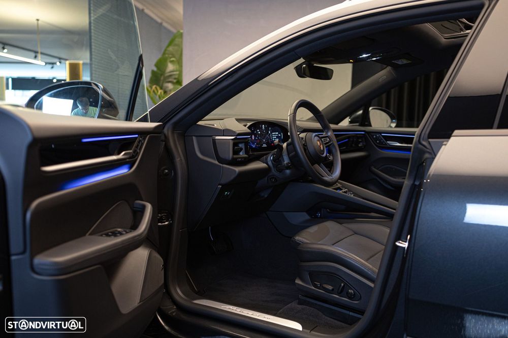 Porsche Macan Electric 4 - 18