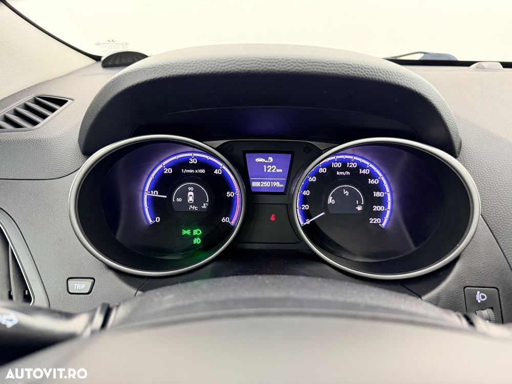 Hyundai ix35 2.0 CRDI 4WD Fifa World Cup Gold Edition - 23