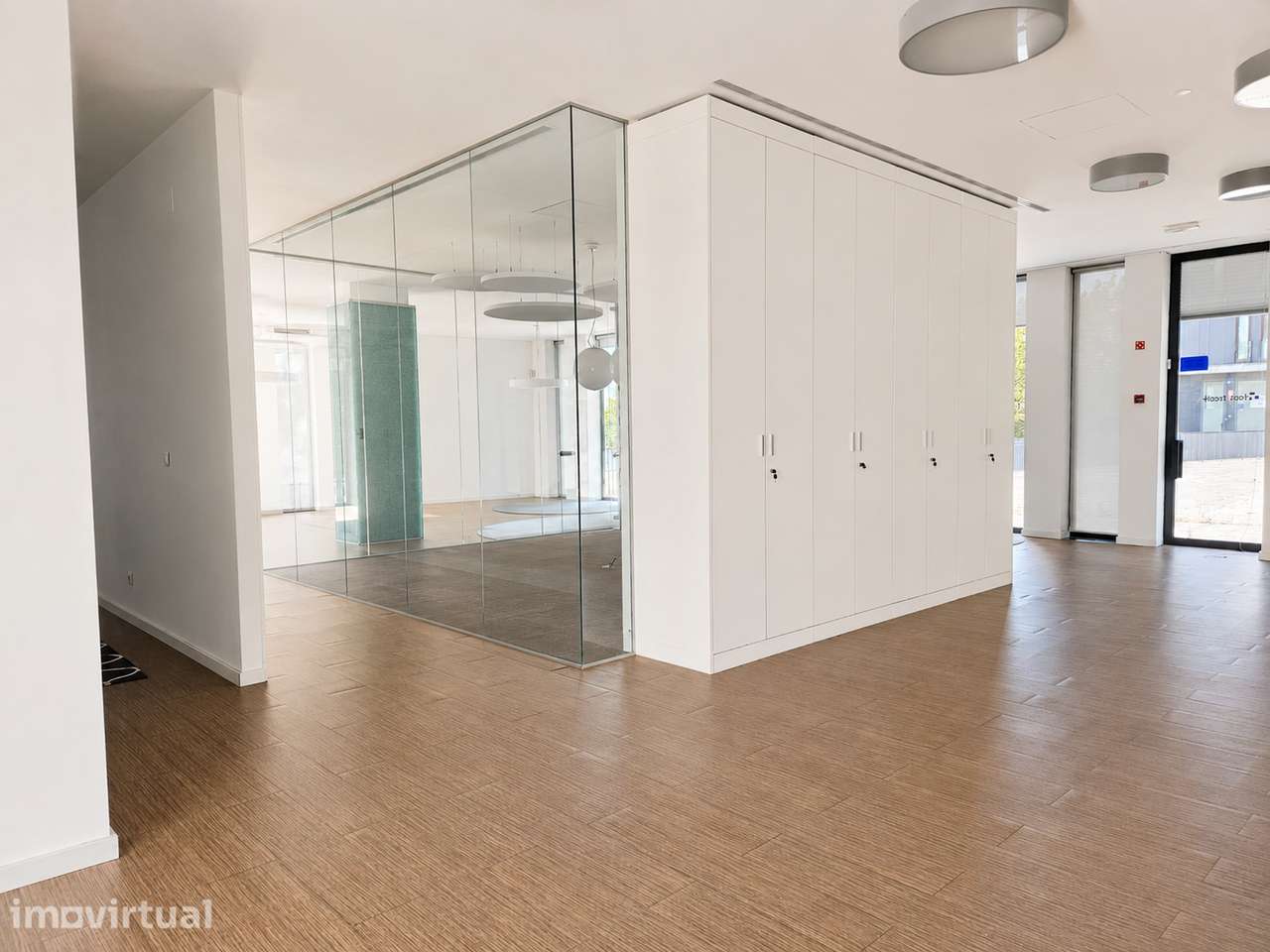 Espaço Comercial Elegante com Vista Panorâmica - Grande imagem: 2/11