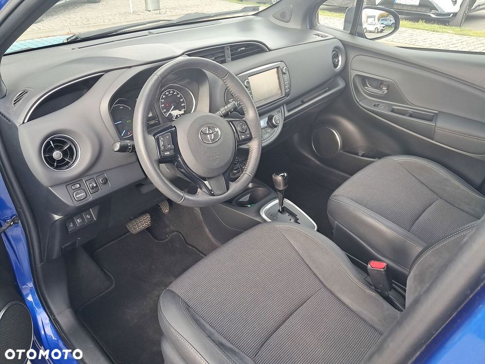 Toyota Yaris Hybrid 100 Dynamic - 10