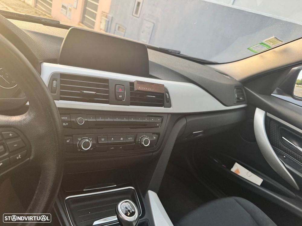 BMW 320 d Sport Line - 12