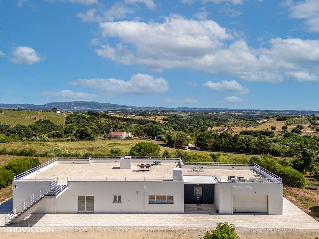 Moradia com amplo terreno e vista deslumbrante de campo e serra! - Grande imagem: 4/43