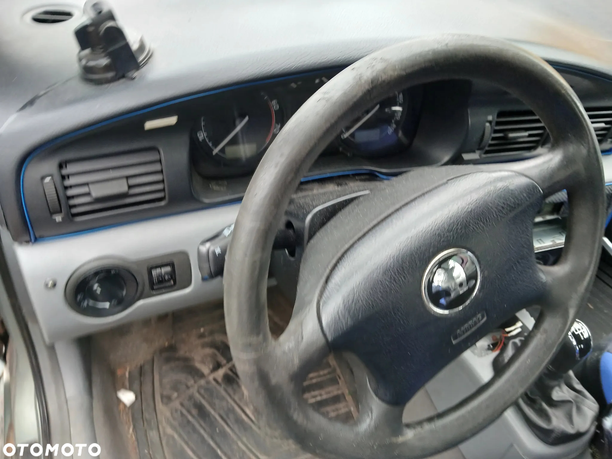 skoda octavia I HB fotel fotele kanapa deska kokpit podsufitka boczek boczki klamka podłokietnik - 3