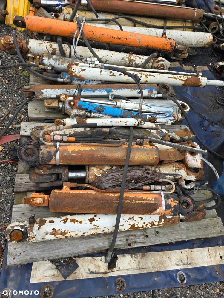 Siłowniki hydrauliczne różne wielkości - 2