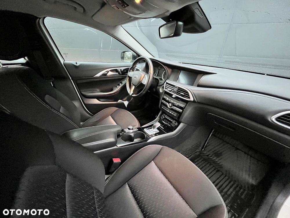 Infiniti Q30 1.6t Premium 7DCT - 12