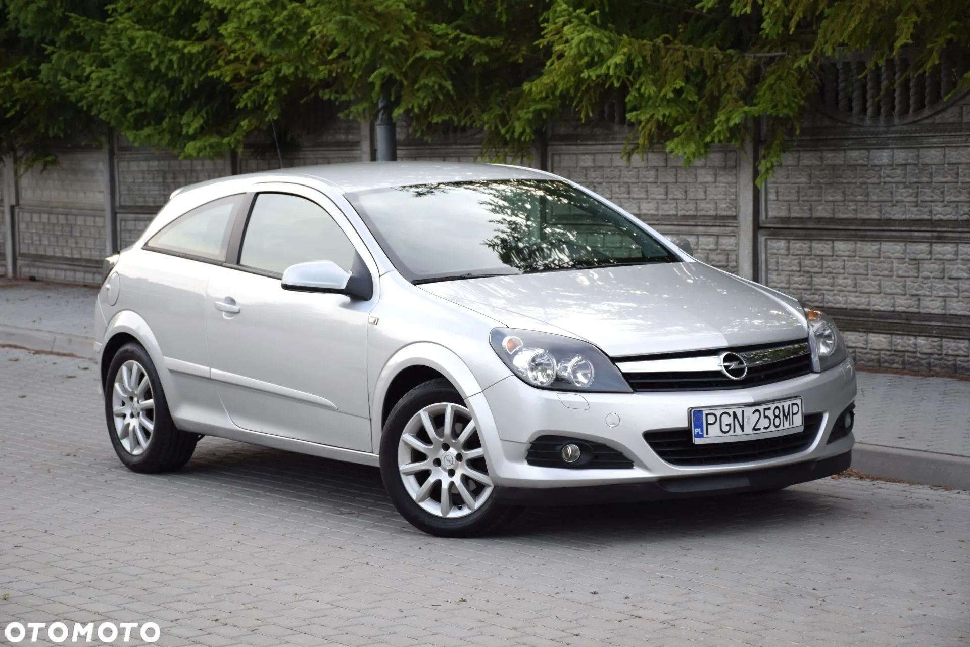 Opel Astra III GTC 1.6 Cosmo - 1