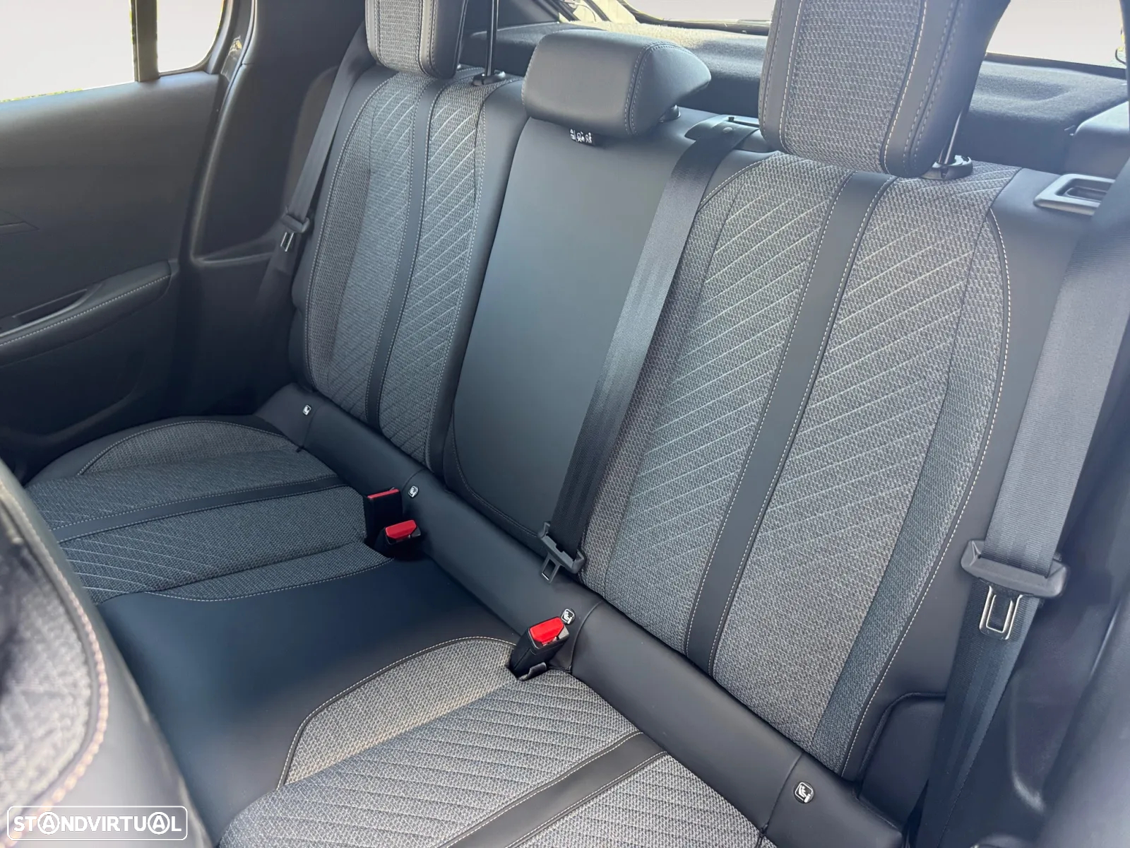 Peugeot 208 1.2 Hybrid Allure e-DCS6 - 15