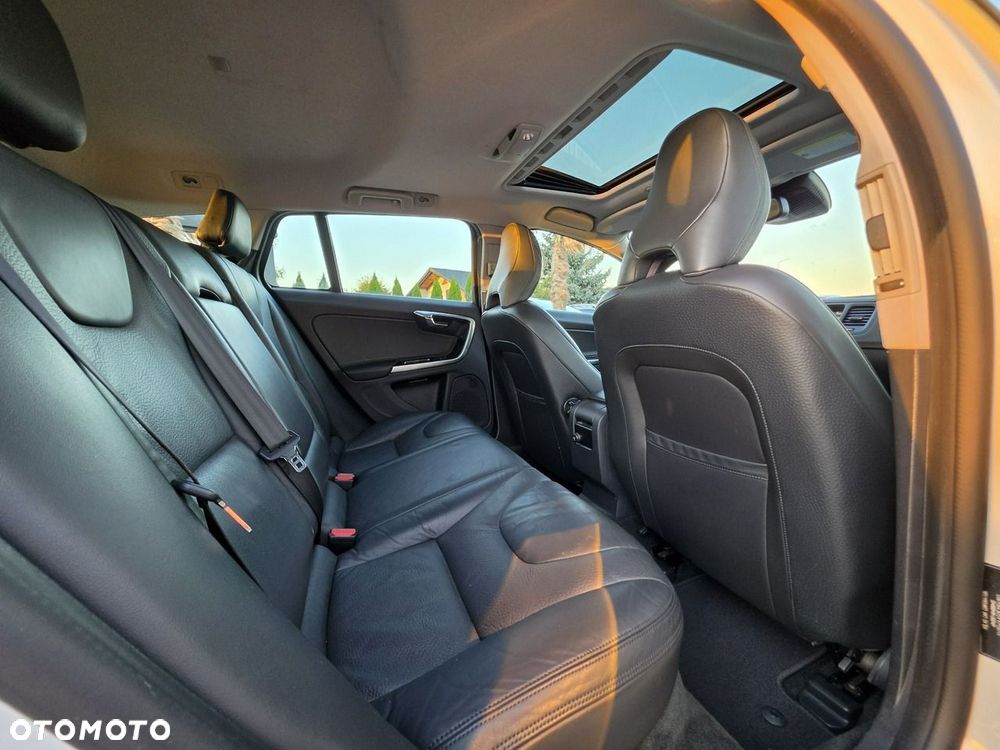 Volvo V60 D6 AWD Plug-in Hybrid Summum - 31