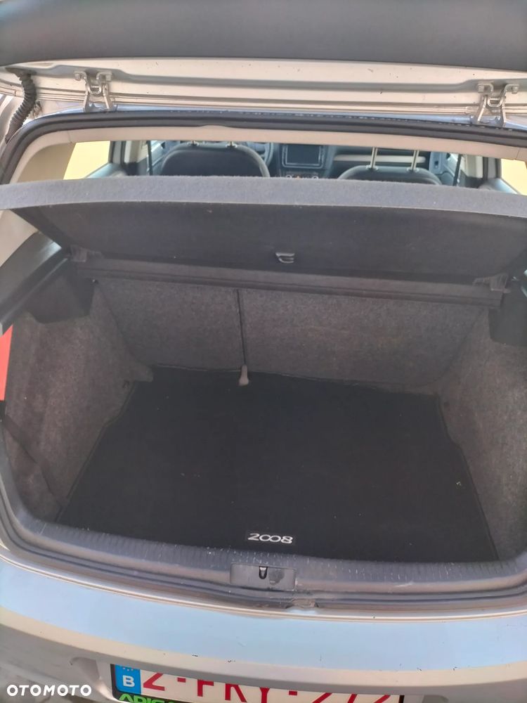 Volkswagen Golf 1.6 TDI DPF BlueMotion - 22