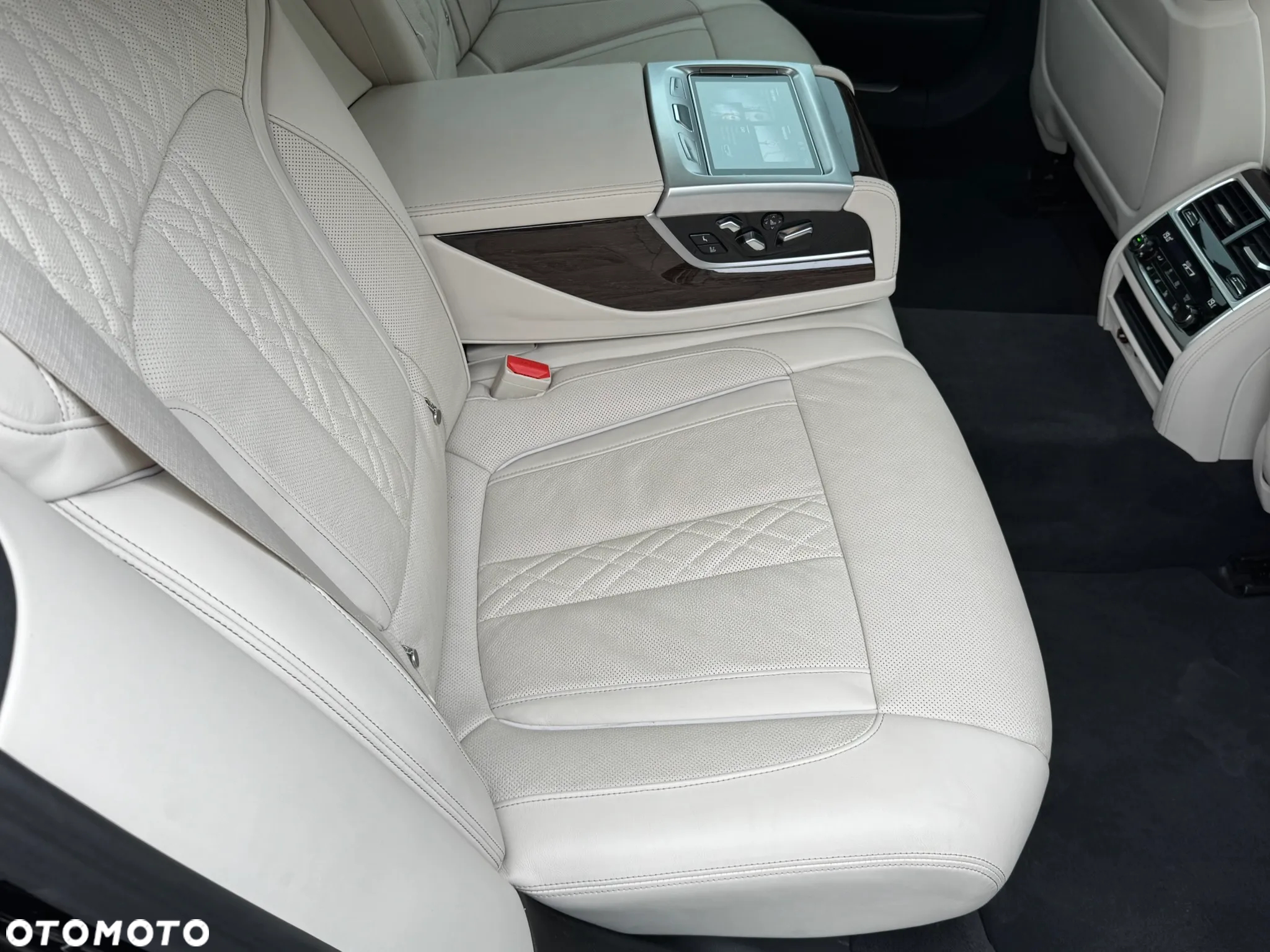 BMW Seria 7 750i xDrive - 28