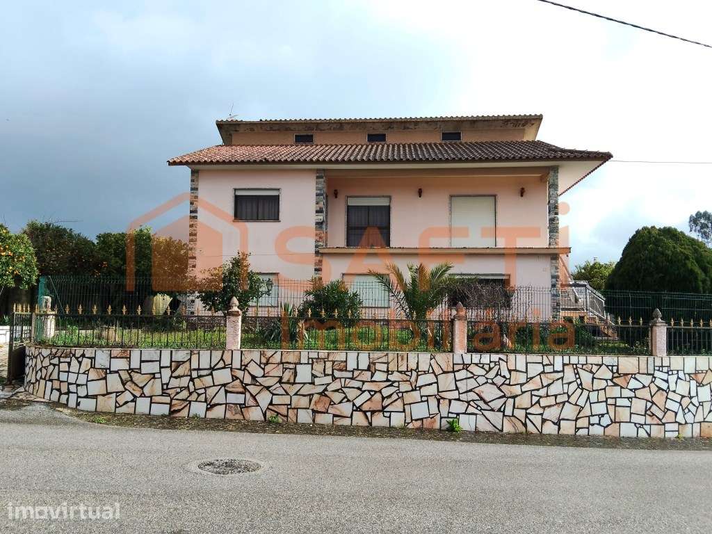 MORADIA T5, COM GARAGEM, ANEXOS, FURO, POÇOS E TERRENO DE CULTIVO. - Grande imagem: 2/60