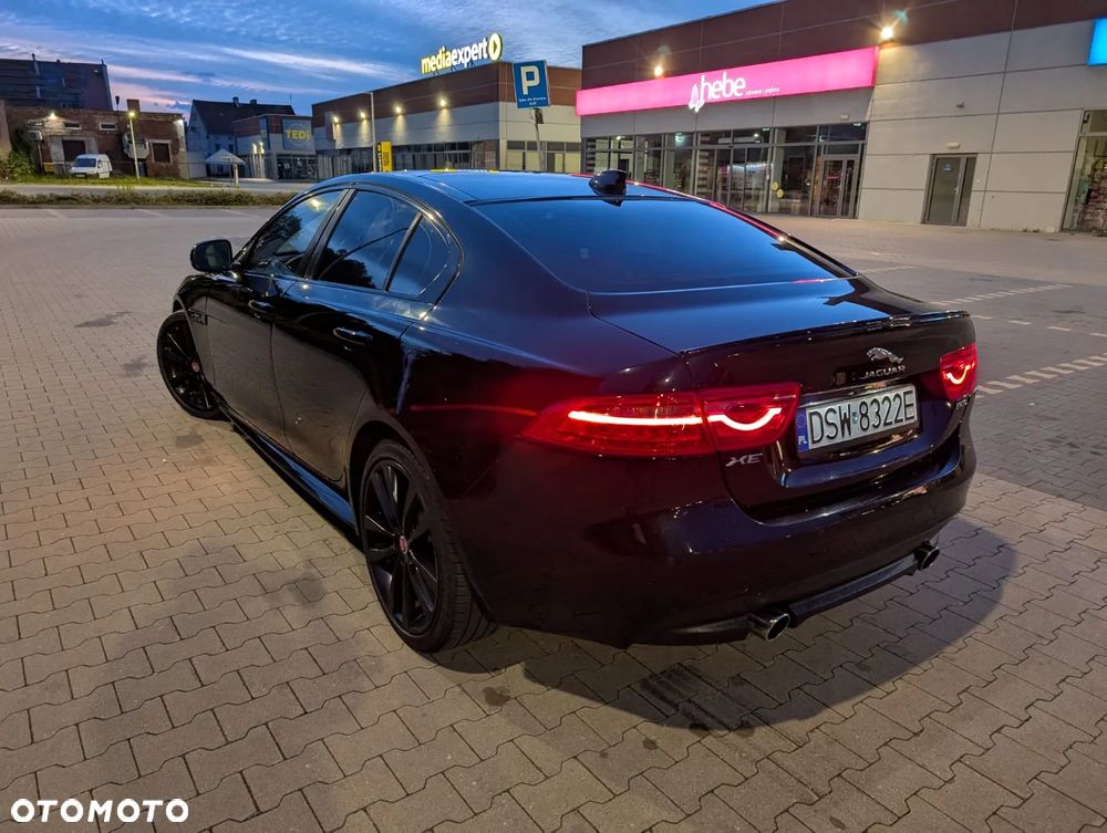 Jaguar XE 30t AWD R-Sport - 11