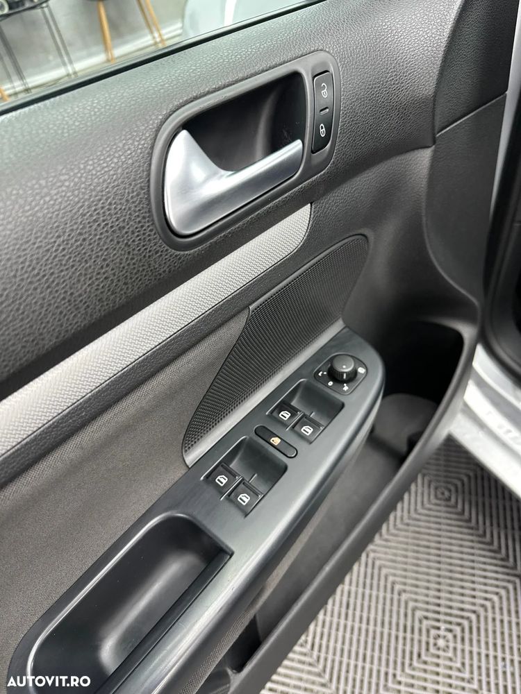Volkswagen Golf 1.6 TDI DPF Highline - 11