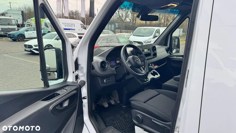 Mercedes-Benz Sprinter - 12