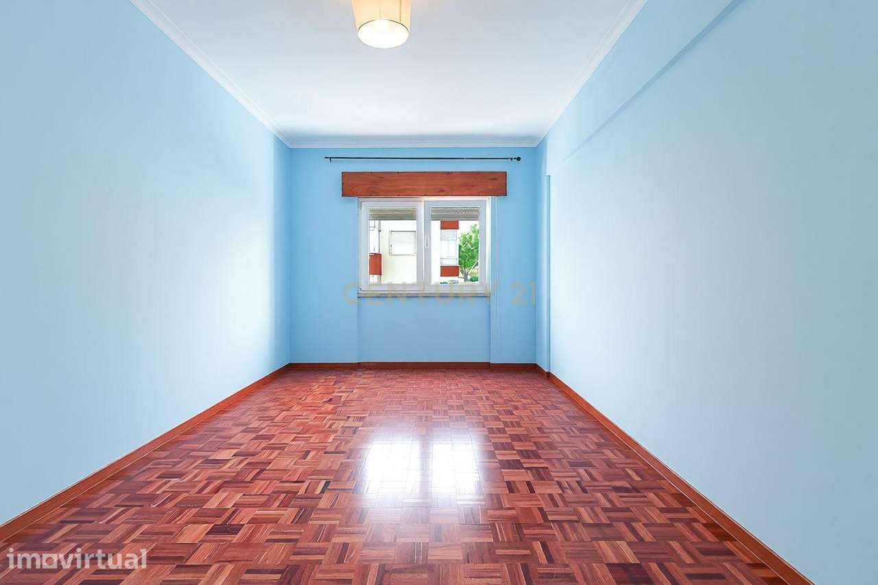 Apartamento T3 Parcialmente Remodelado na Torre da Marinha - Grande imagem: 2/30