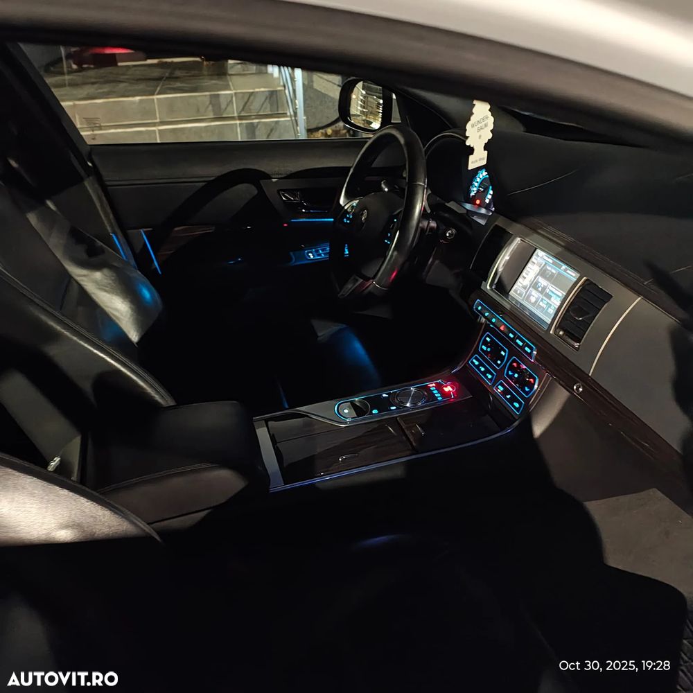 Jaguar XF 2.2D Portfolio - 4