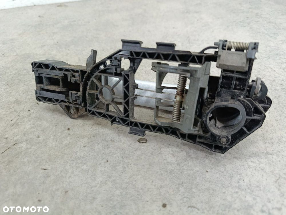 PODSTAWA KLAMKI PRAWY PRZÓD VW PASSAT B6 - 5