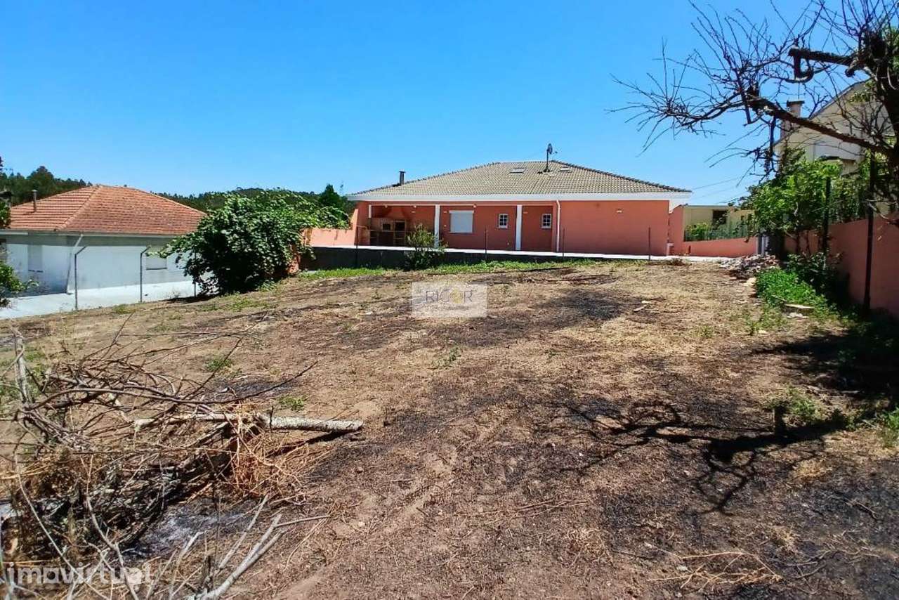 Moradia térrea de 4 frentes inserida em terreno de 1020m2 - Grande imagem: 2/30