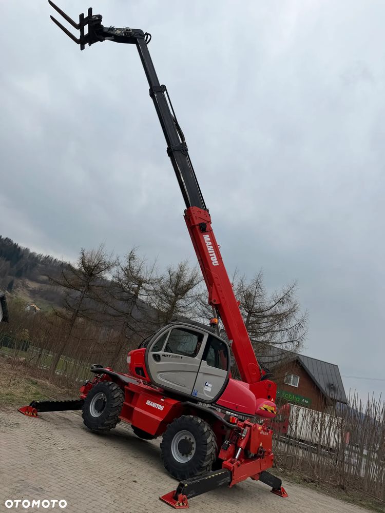 Manitou MRT2150+PRIVILEGE Ładowarka teleskopowa 4x4 ROTO 21metrów. Bez AdBLUE bez DPF. udźwig 5ton jak Nowa z Norwegii 4900mtg. 2015rok. Obrót pełny. Zero luzów wycieków. Zadbana maszyna z Fermy Norweskiej. Silnik 160 Km. AUTEC zdalne sterowanie. Ani deka luzów czy wycieków. Opony jak Nowe. Pełny Oryginał. Niski przebieg. Stabilizatory. Zamki na tłokach. OKAZJA - 12