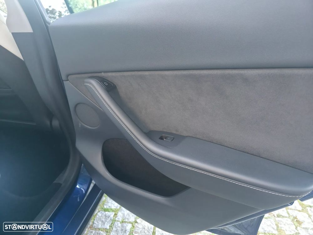 Tesla Model Y Long Range Dual Motor AWD - 27