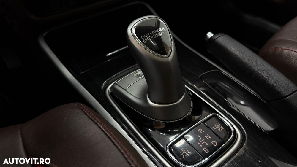 Mitsubishi Outlander 2.0 4WD Plug-In Hybrid - 31