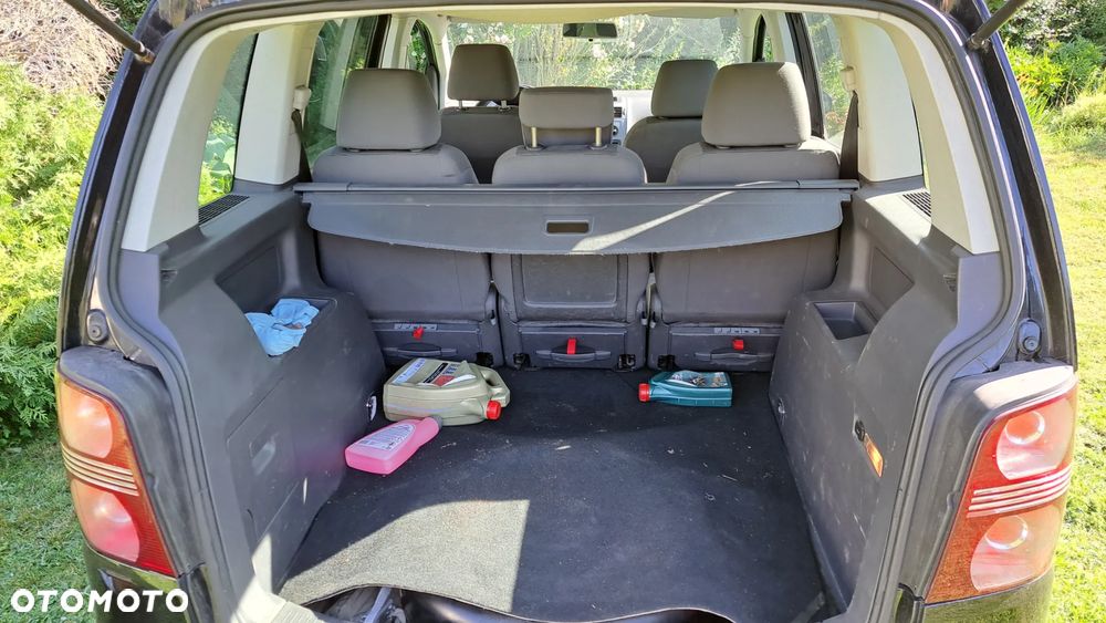 Volkswagen Touran - 11
