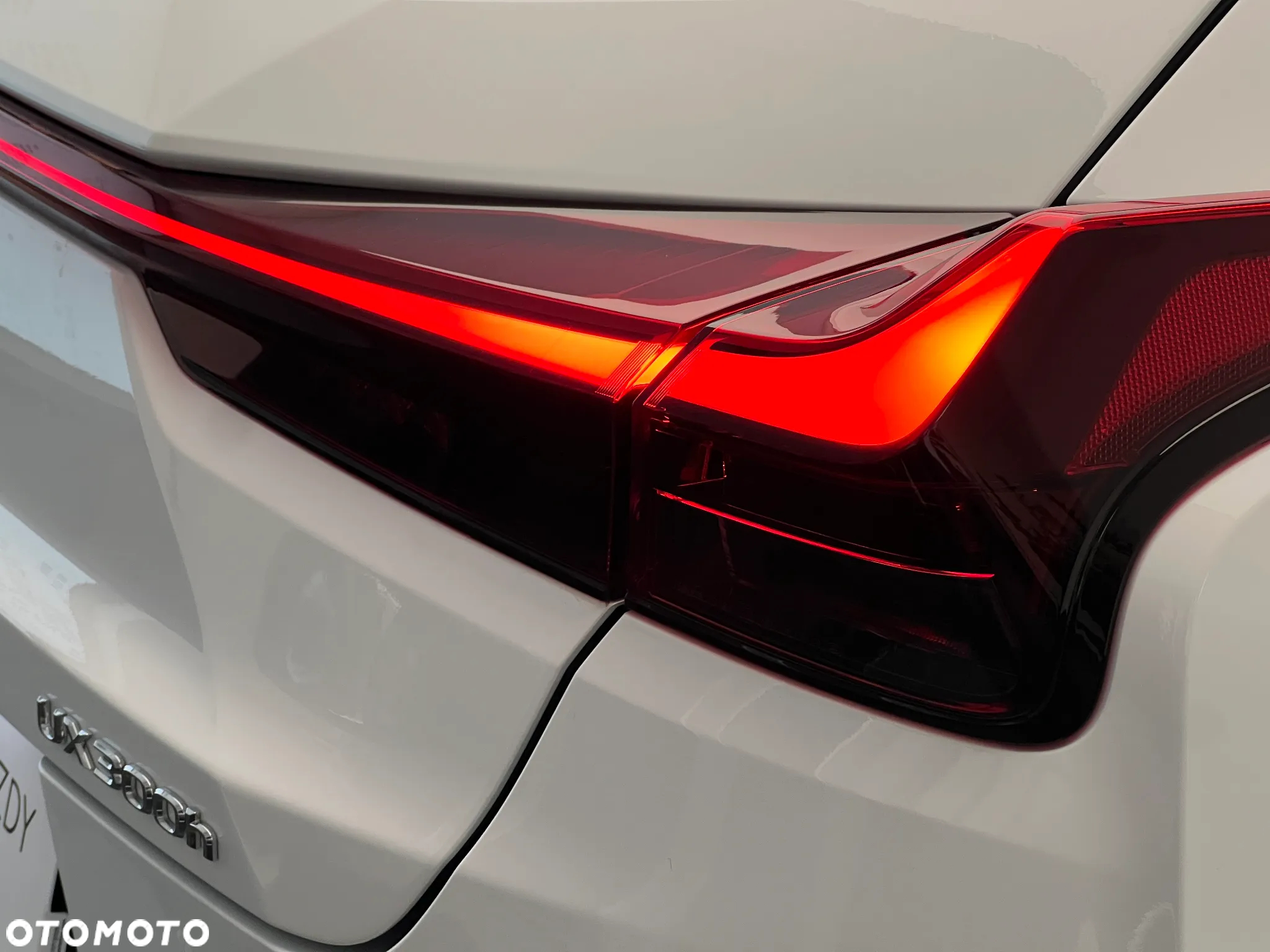 Lexus UX 300h F Sport Design - 4