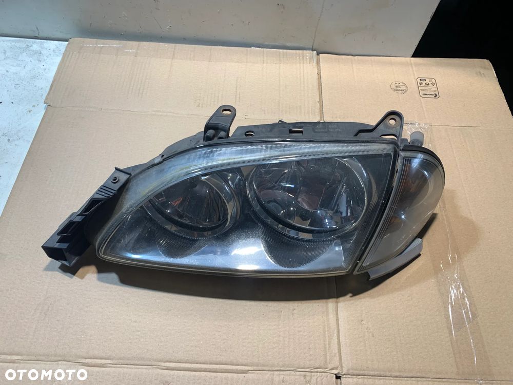 TOYOTA AVENSIS T22 LAMPA PRAWA LEWA PRZEDNIA - 4