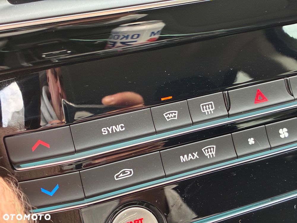 Jaguar XE 20d AWD Portfolio - 34