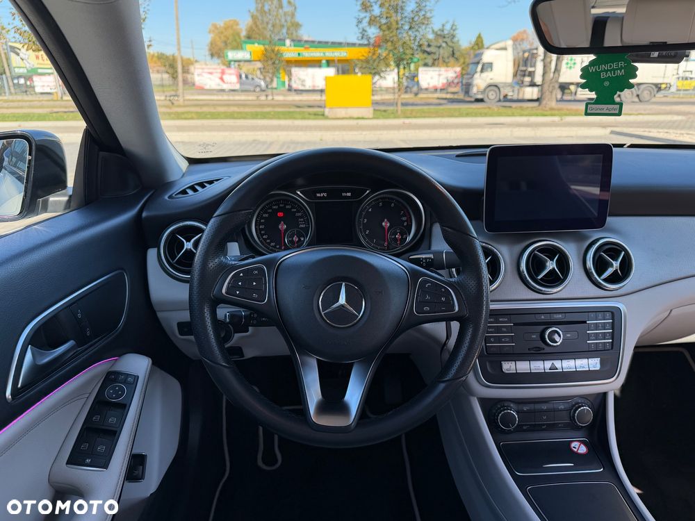 Mercedes-Benz CLA 200 7G-DCT Urban - 18