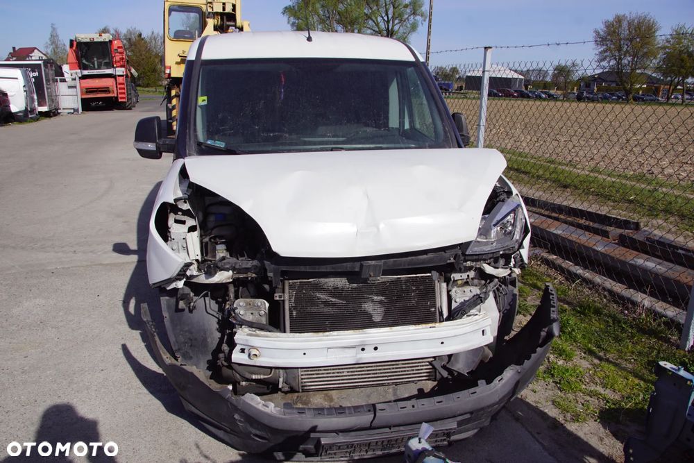 Auto na części - Fiat Doblo II Lift 1.3 MultiJet 90 KM 263A2000 C510 249 2016R Silnik Skrzynia Drzwi Błotnik Zderzak Lampa Klamka Lusterko Szyba Deska Kokpit Sterownik Moduł Czujnik Licznik Wyświetlacz Panel Kierownica - 8