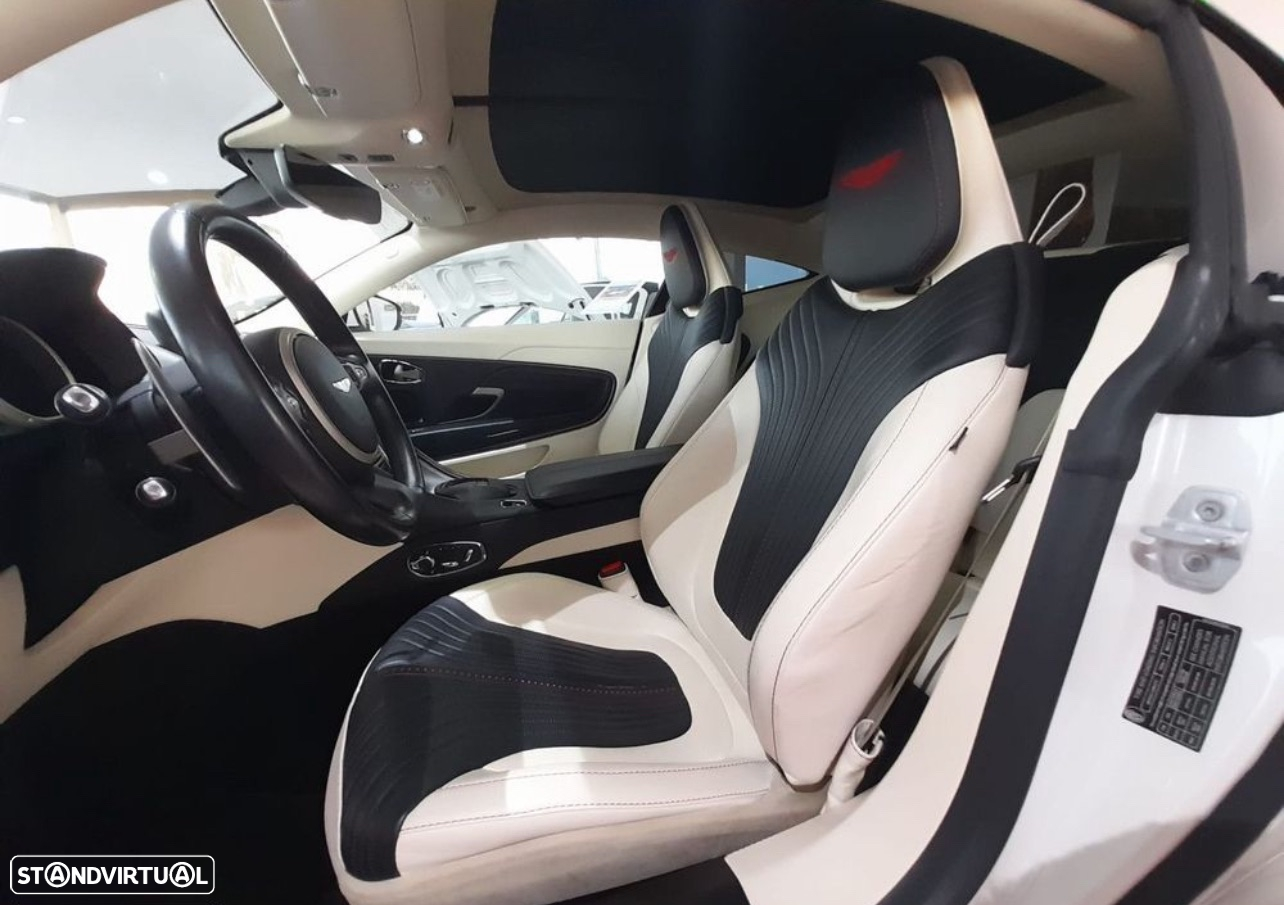 Aston Martin DB11 Volante - 12