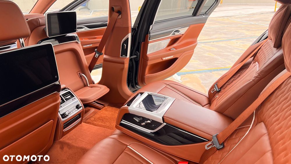 BMW Seria 7 750Li xDrive - 32