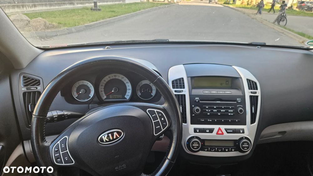 Kia Ceed - 32